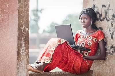 Замедление снижения рождаемости связано с перебоями в образовании женщин в Африке