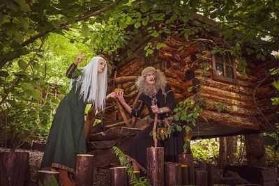 Вечерняя дискотека в лесу, представление на деревьях